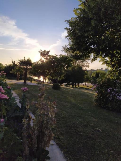 Grande Maison Avec Vue Sur Le Lac Saramon Экстерьер фото